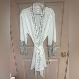 BRAND NEW FLORA NIKROOZ  IVORY SATIN ROBE W/LACE TRIM- EXQUISITE -NWT